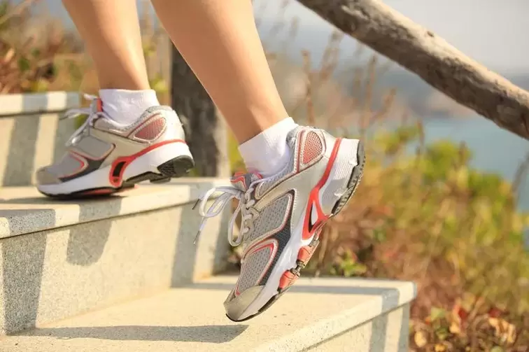 Courir des escaliers est un moyen de renforcer les muscles de vos jambes et de perdre du poids. 
