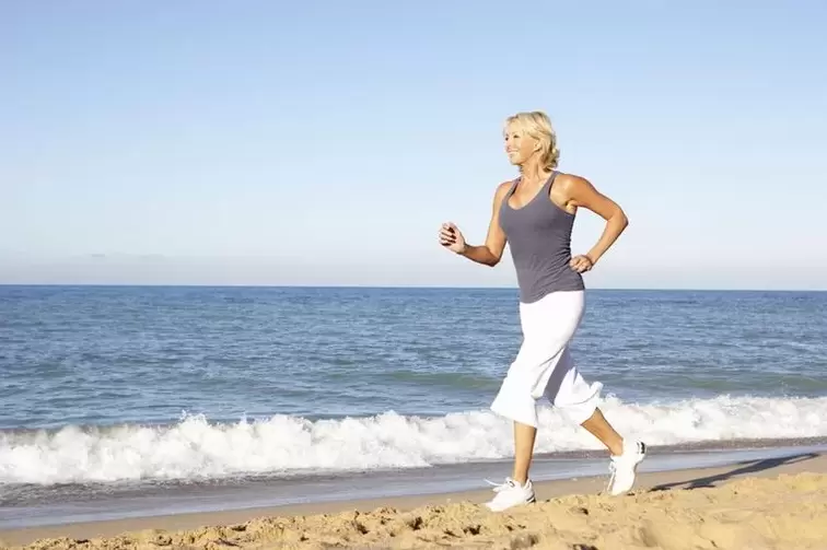 Une femme plus âgée faisant du jogging pour perdre du poids et une bonne fonction cardiaque