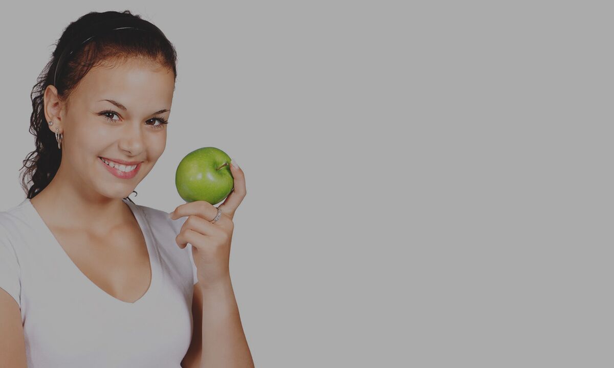 Manger une pomme est recommandé pour noyer la sensation de faim lors d'un régime au sarrasin. 
