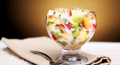 Salade de fruits diététique pour perdre du poids. 