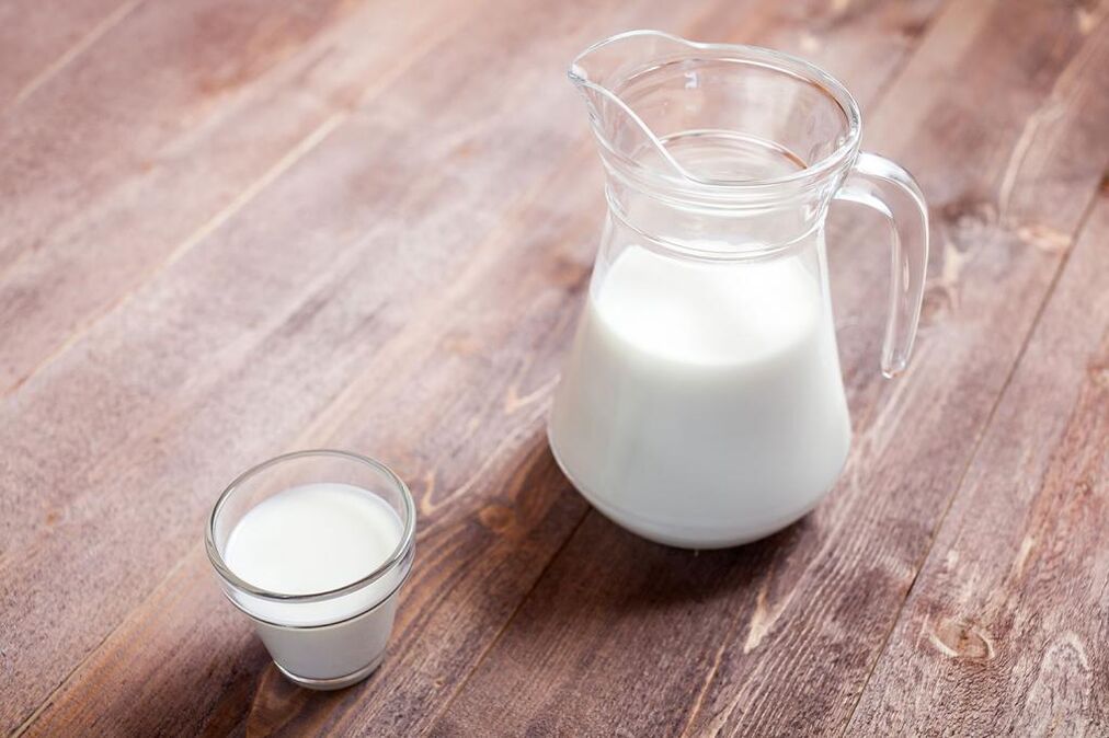 Le menu diététique pour les ulcères d'estomac comprend du lait écrémé. 