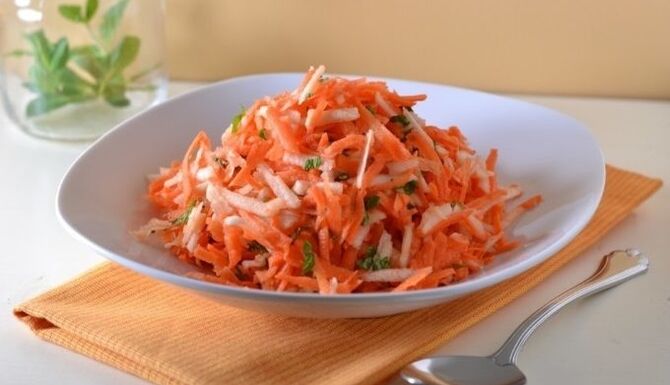 La salade diététique de carottes et de pommes apportera des vitamines au corps d'une personne qui perd du poids. 